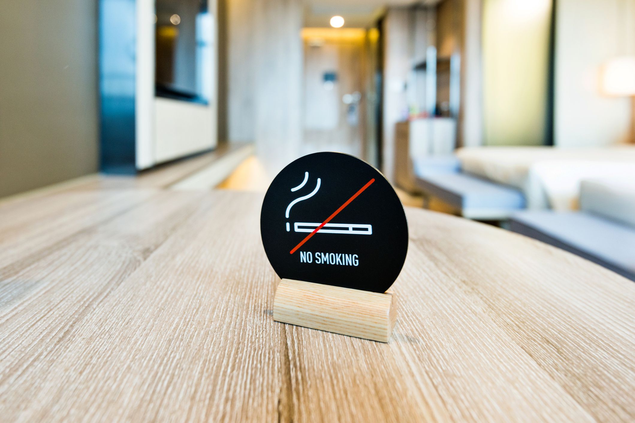 No smoking sign on wooden table.