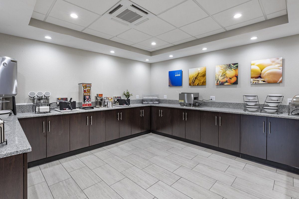 comfort suites breakfast buffet