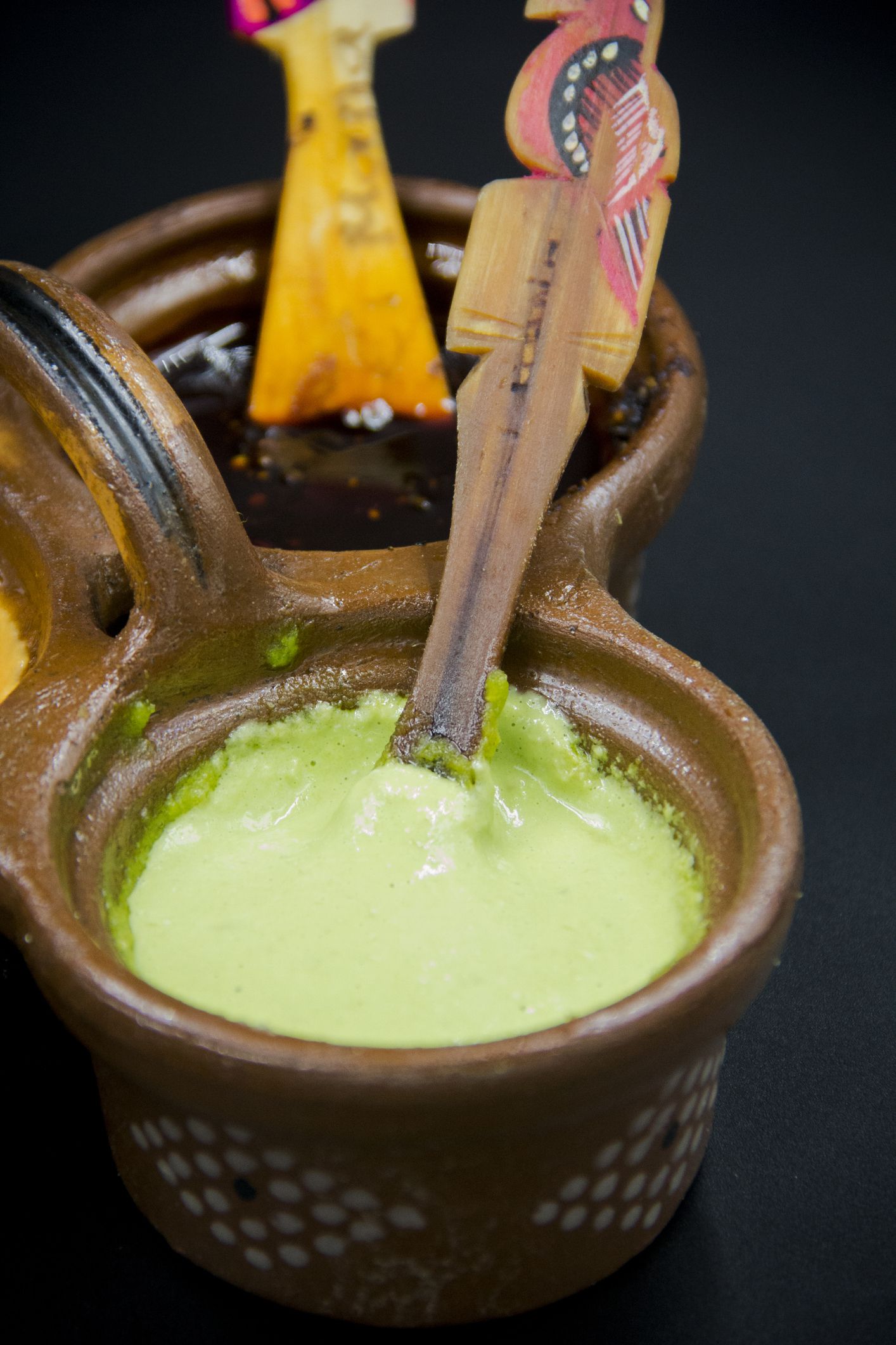 Clay sauce with green hot sauce