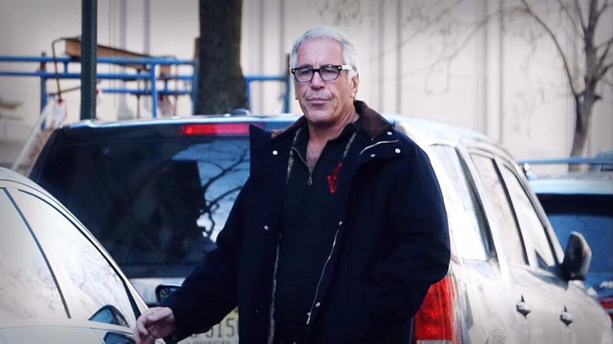 Jeffrey Epstein: Filthy Rich, 2000