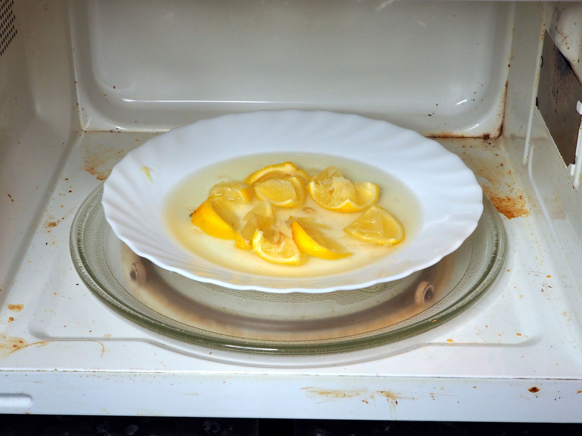 Ecological cleaning a microwave oven with water and lemon.
