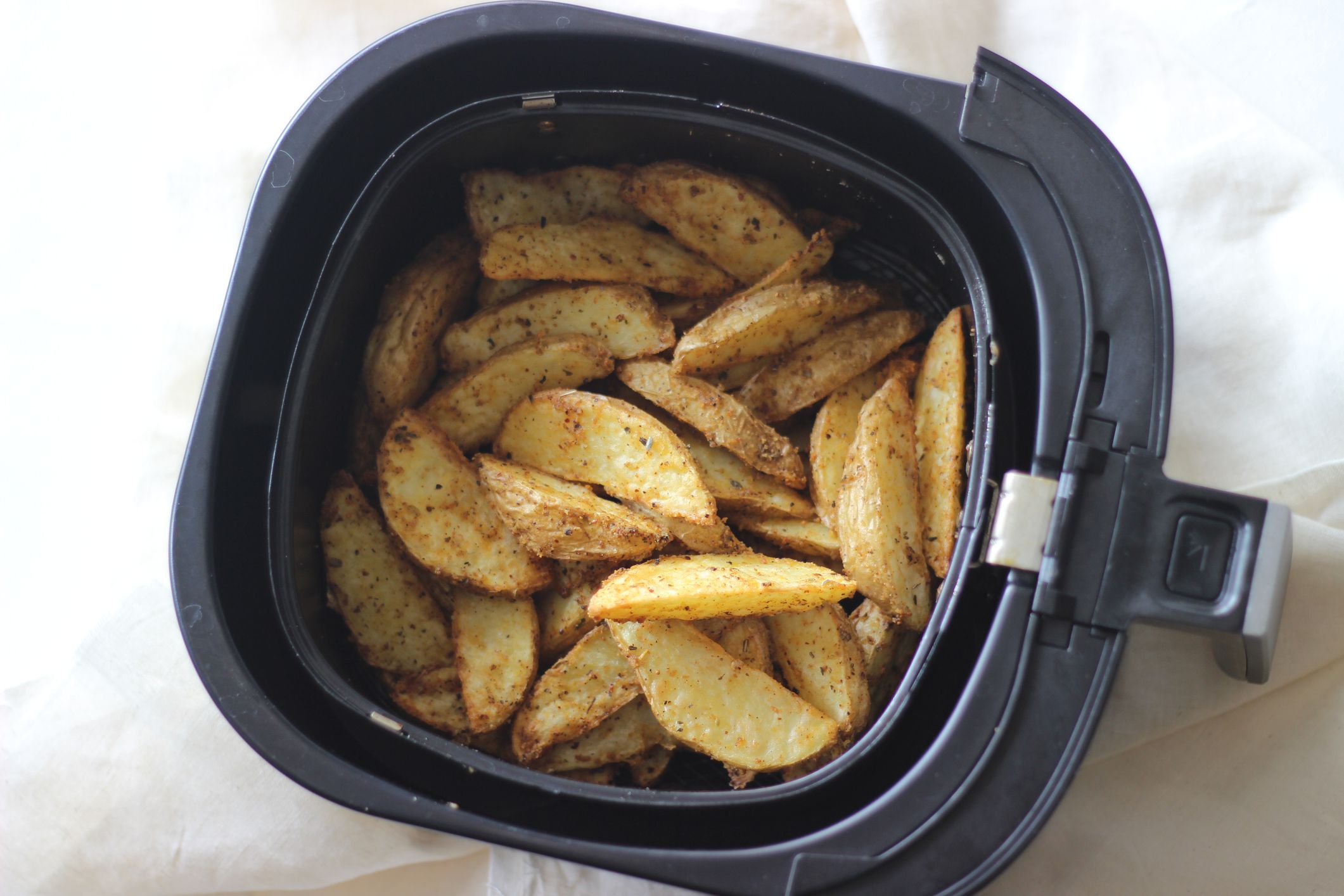 Potato wedges inside air fryer. Best way to fry potatoes without oil at home
