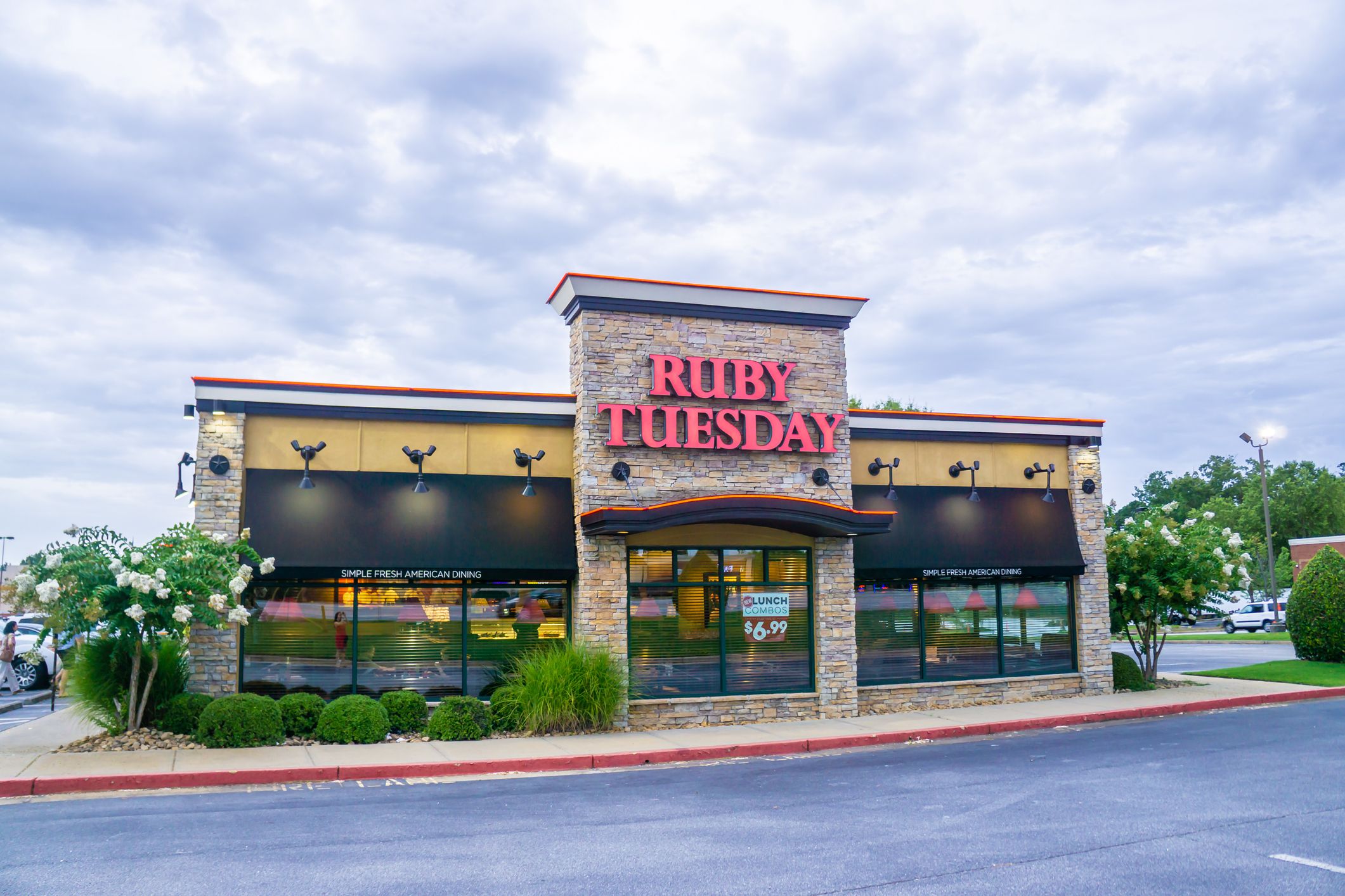 front of Ruby Tuesday, Loganville, Georgia on a clear sunny day