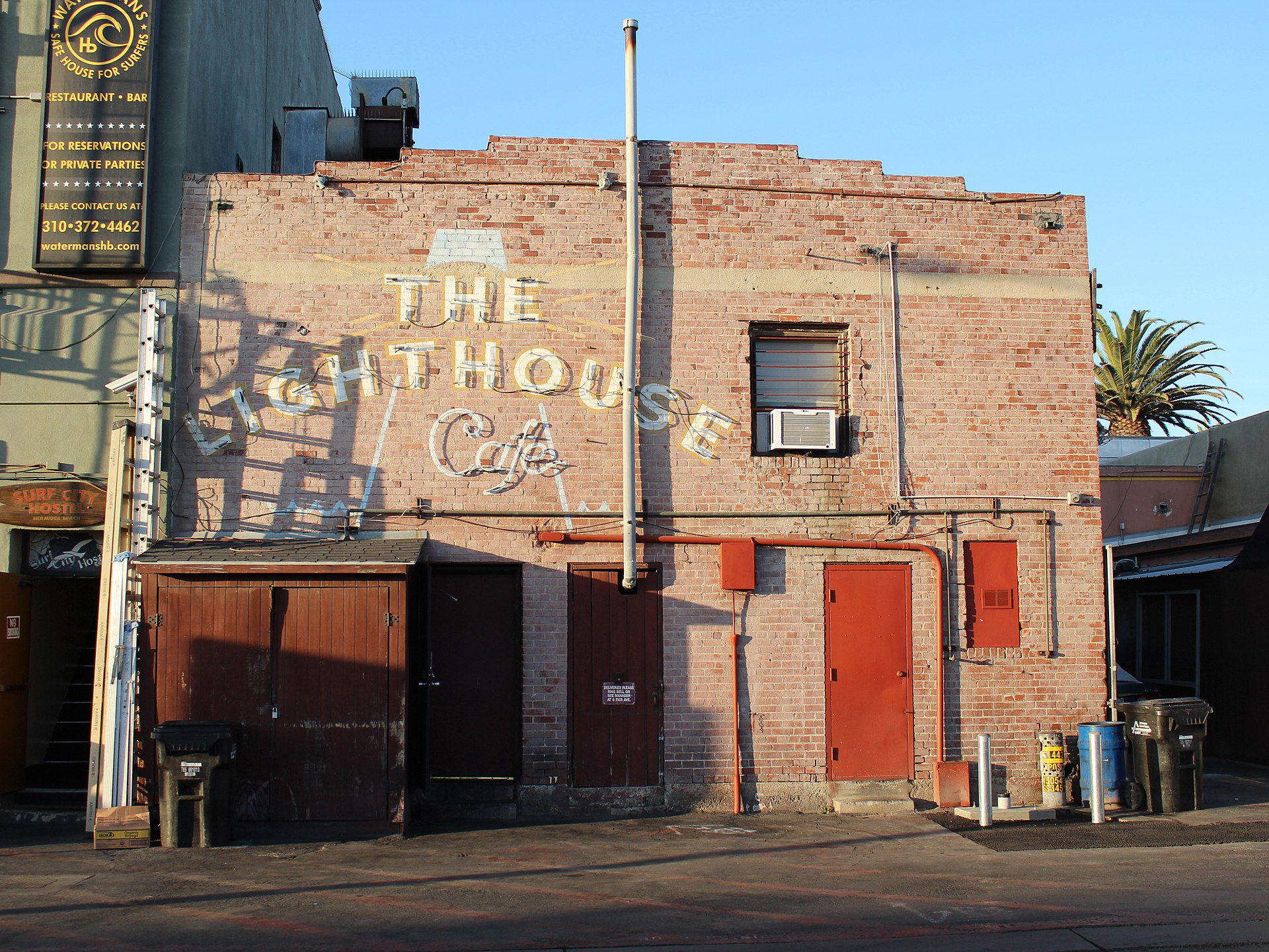 The back side of the Lighthouse Café in Hermosa Beach, California. This was featured in the 2016 film La La Land. Photographed by user Coolcaesar on December 27, 2017.
