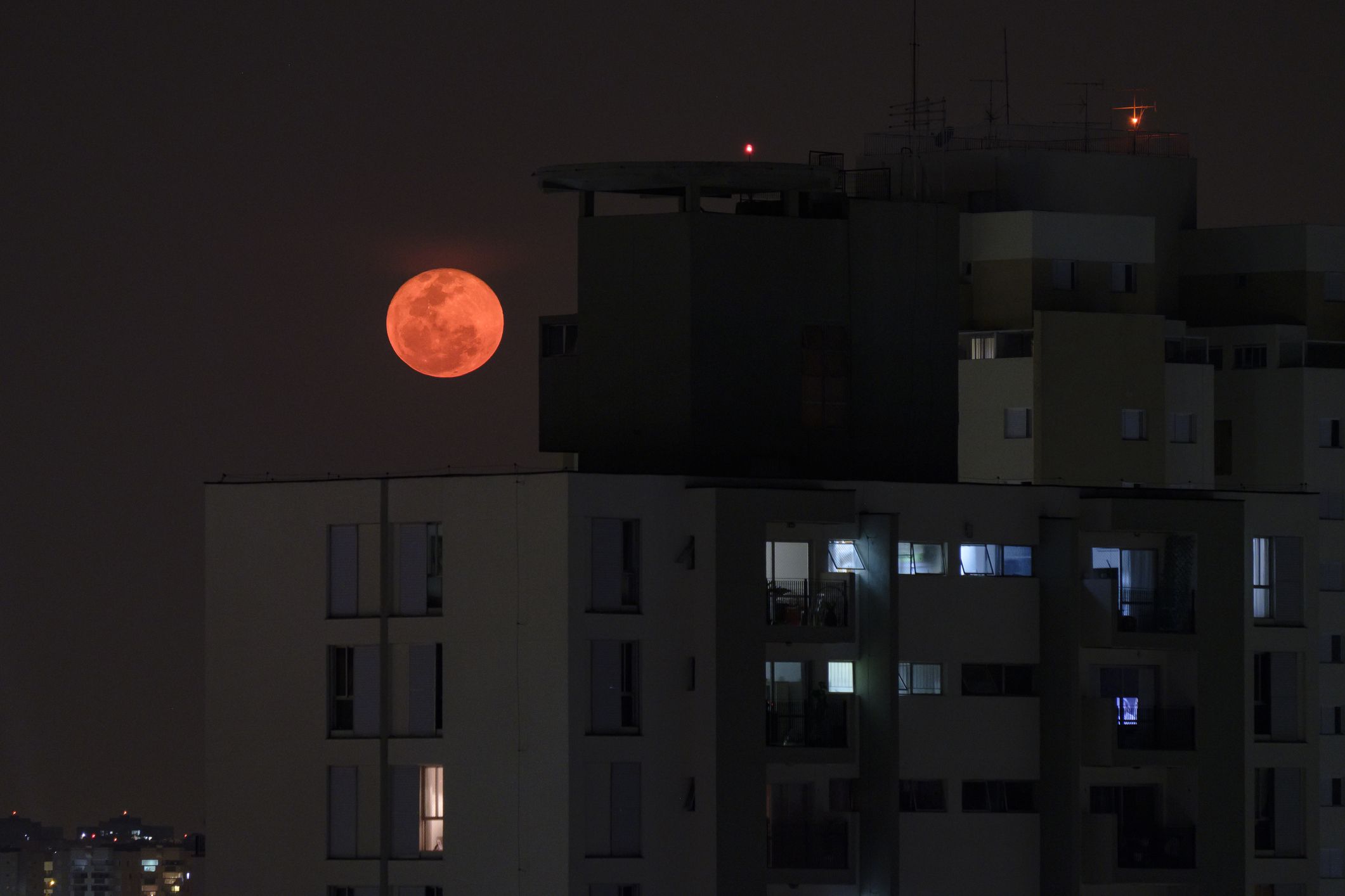 Foto do nascer da lua laranja