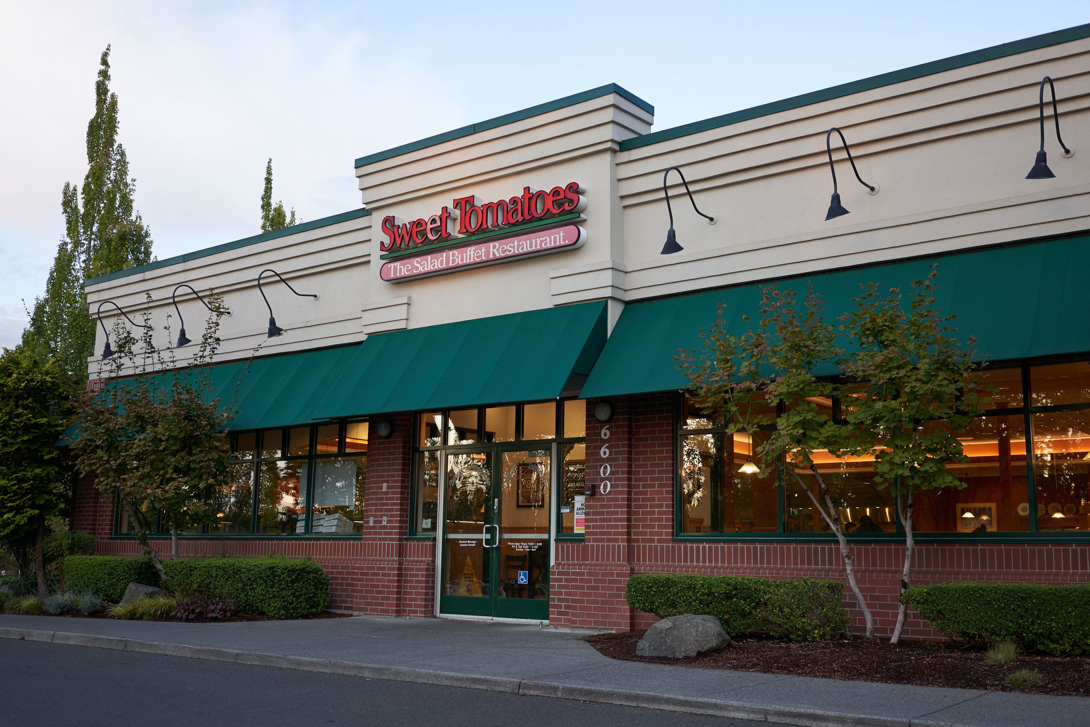 front of Sweet Tomatoes Restaurant, Tigard, Oregon