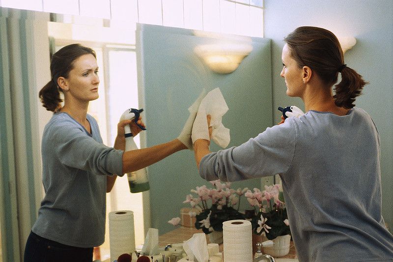 Cleaning a mirror