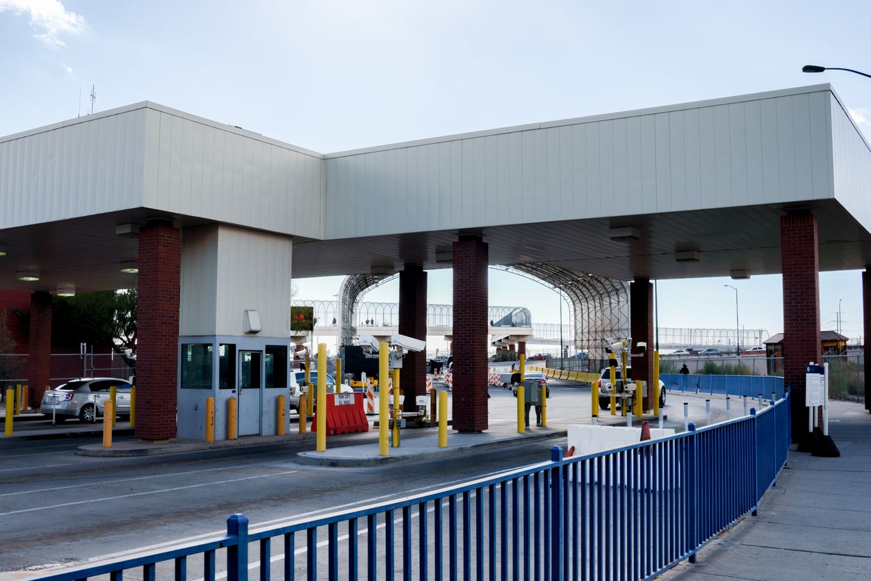 An image of the border crossing between Mexico and the US.