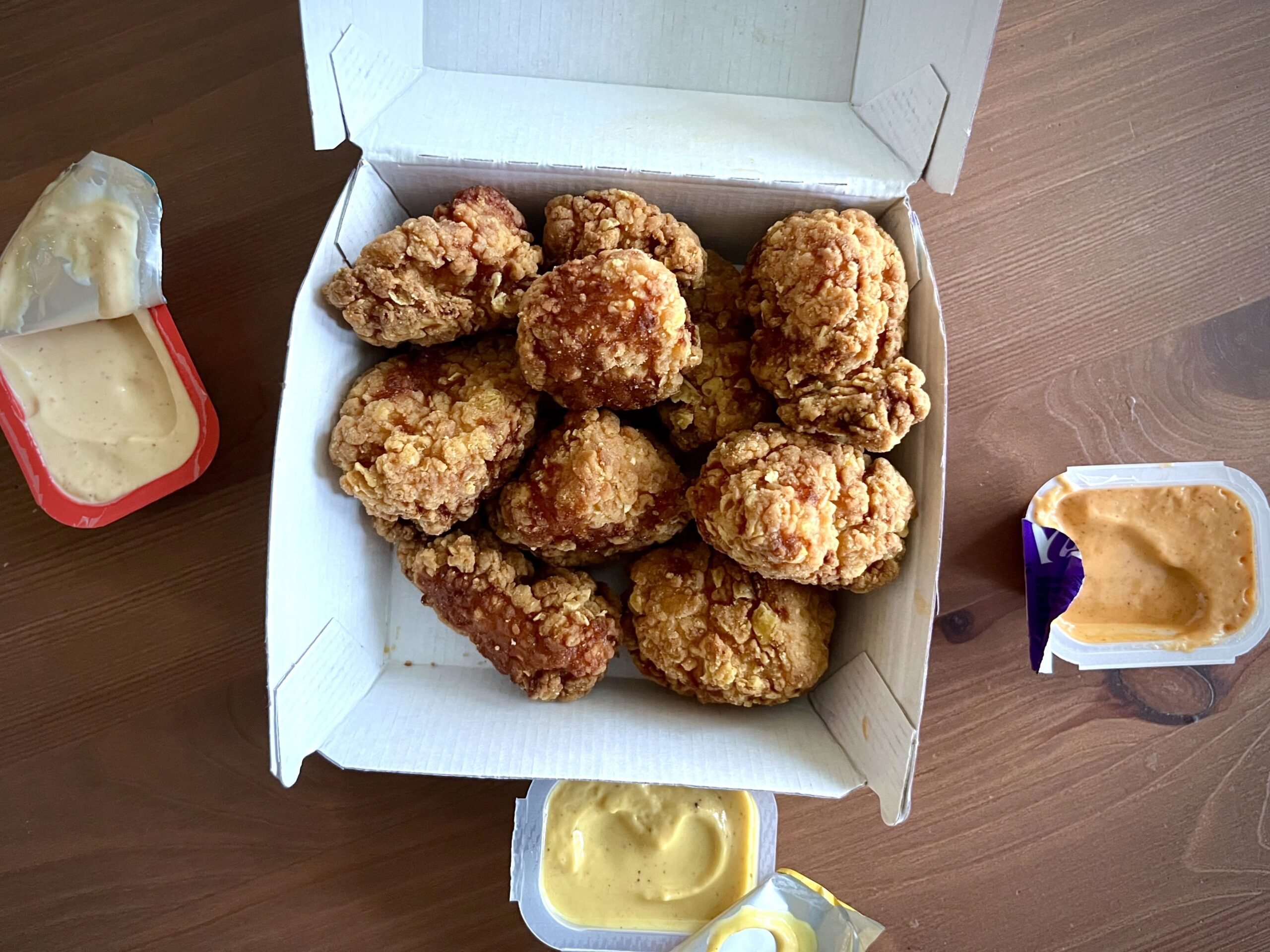 Taco Bell chicken nuggets with open sauces