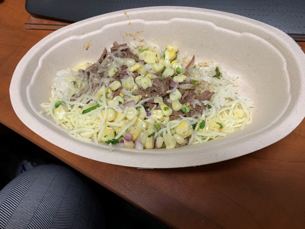 A sad, skimpy Chipotle burrito bowl