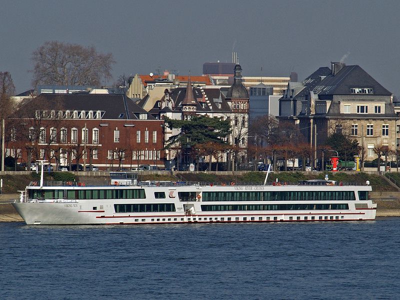 Viking Sun von Viking River Cruises am Anleger in Köln.