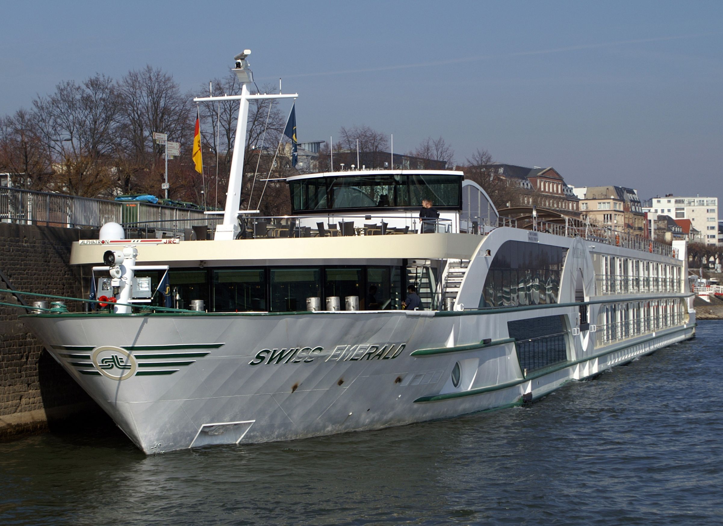 Flusskreuzfahrtschiff Swiss Emerald von Scylla Tours am Anleger Köln, Konrad-Adenauer-Ufer.