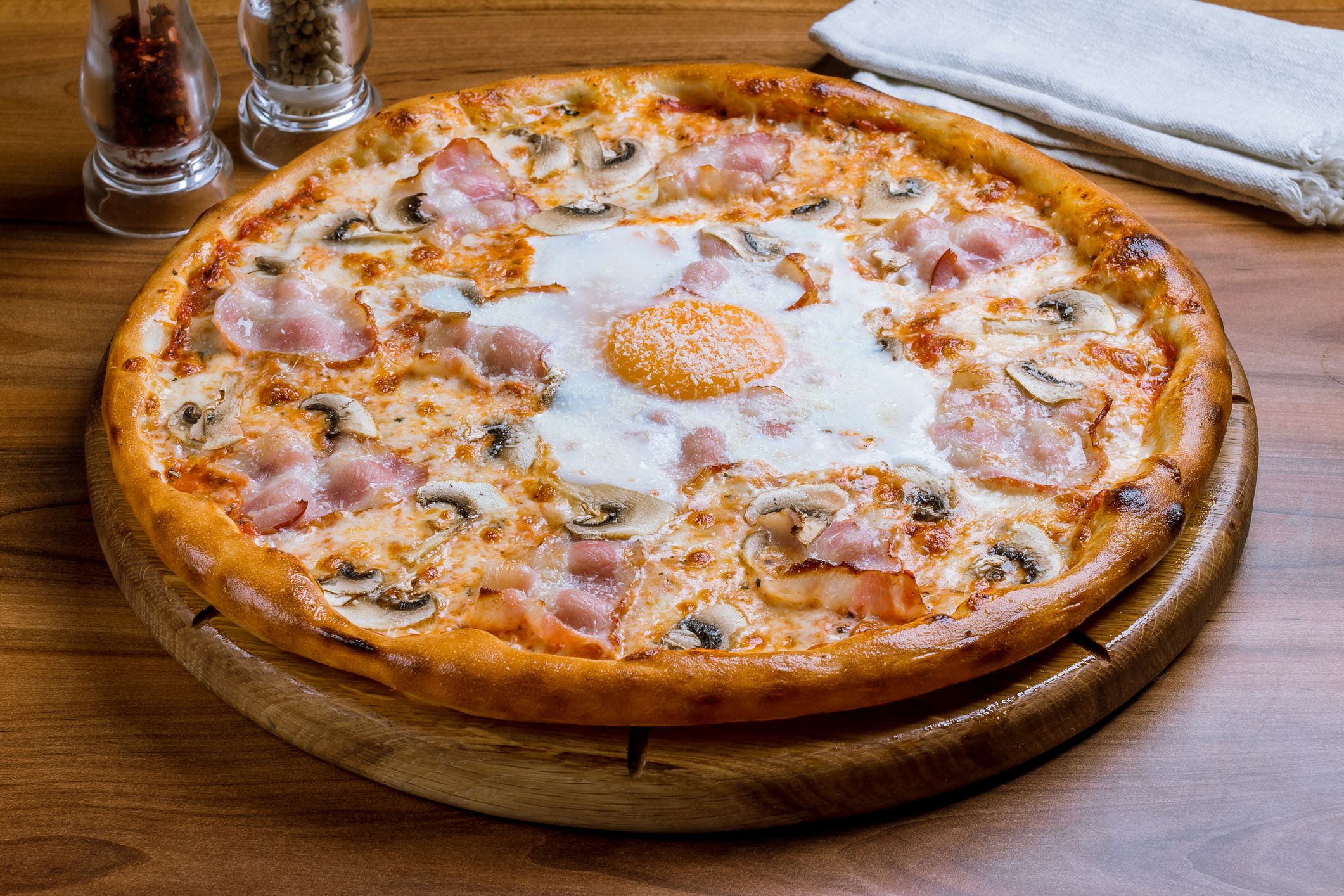 Carbonara pizza with bacon