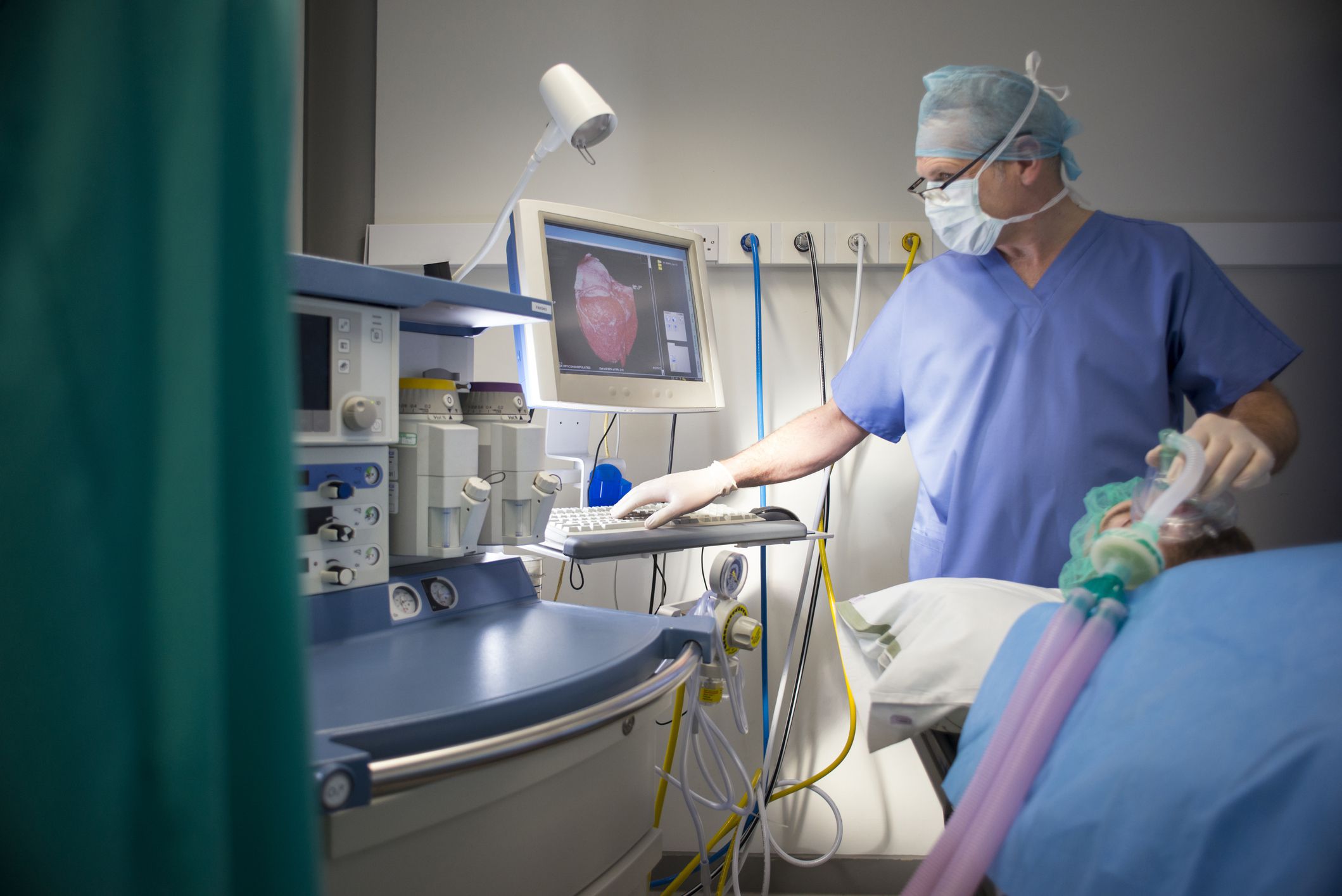 Anesthetist with patient , the patient is the one lying down , and the anaesthetist is the one standing up .