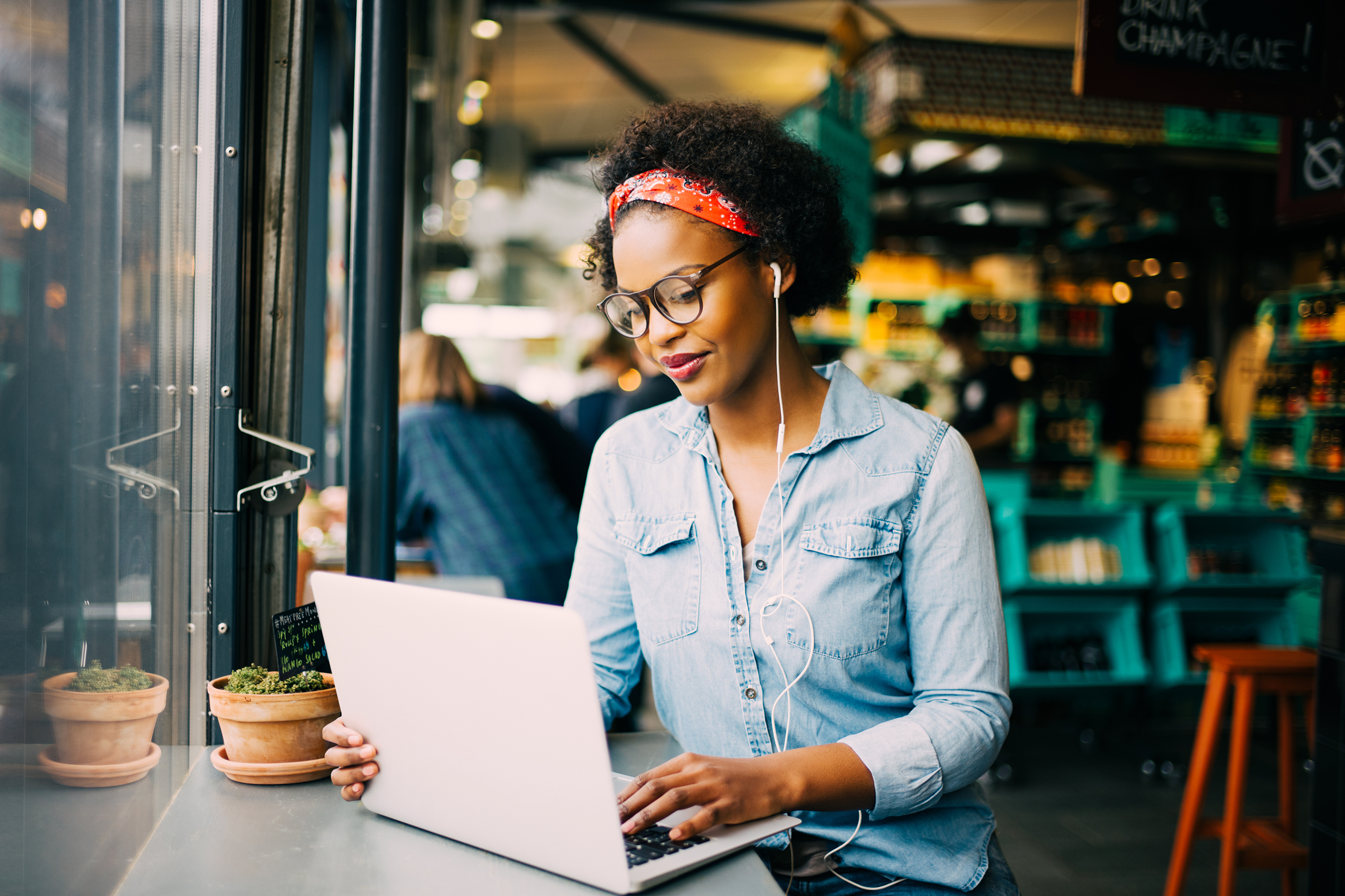 Freelance writer in a coffee shop