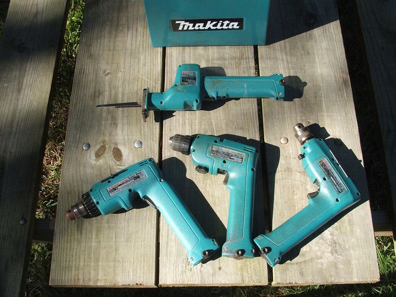 the 6093D drill driver, it has variable speed in two ranges, middle is a 6012HD with keyless chuck, my oldest and least favorite, on right is a 8400D single speed hammer drill which came with the case in the back ground.
