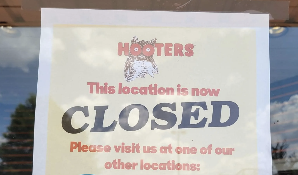 Hooters Closed Sign