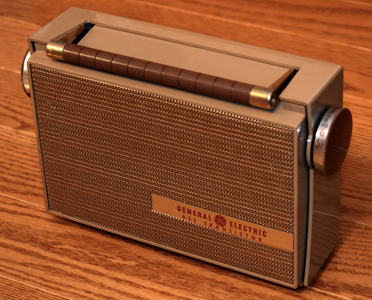 Vintage General Electric Portable Transistor Radio