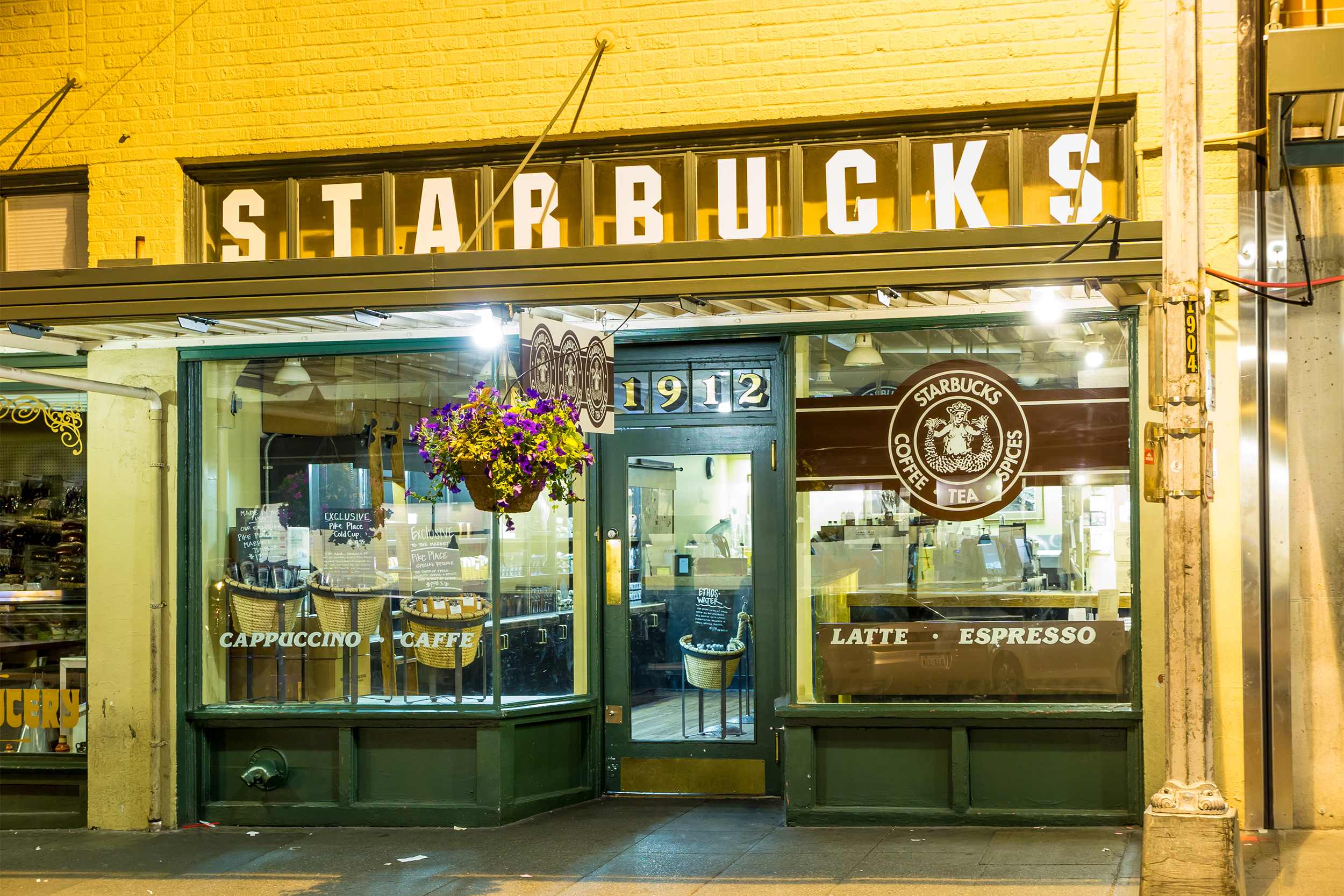 Starbucks location at 1912 Pike Place
