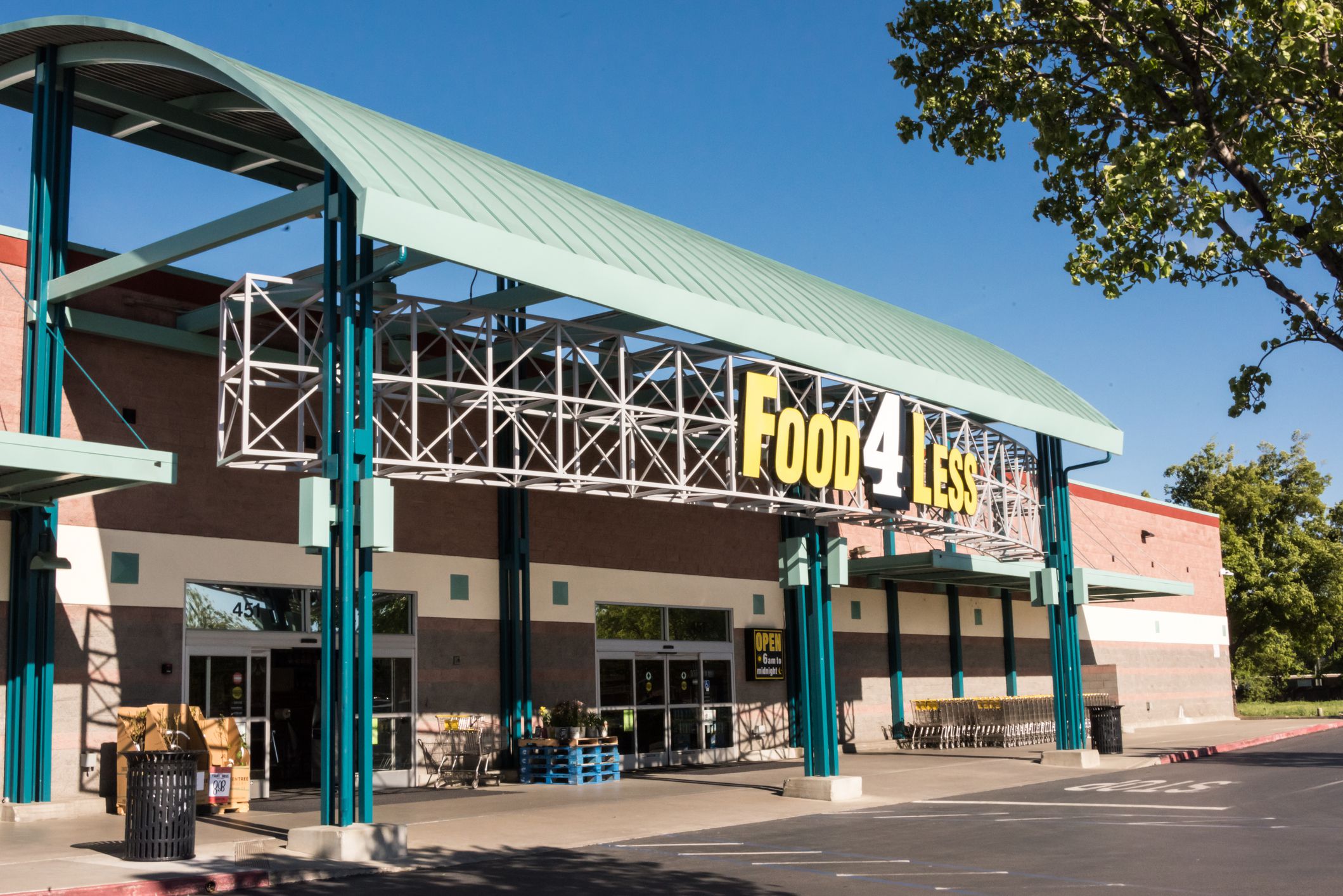 Day image of a Food4less Supermarket in Woodland, California. Food 4 Less is a national warehouse supermarket store grocery chain, it is owned by Kroger.