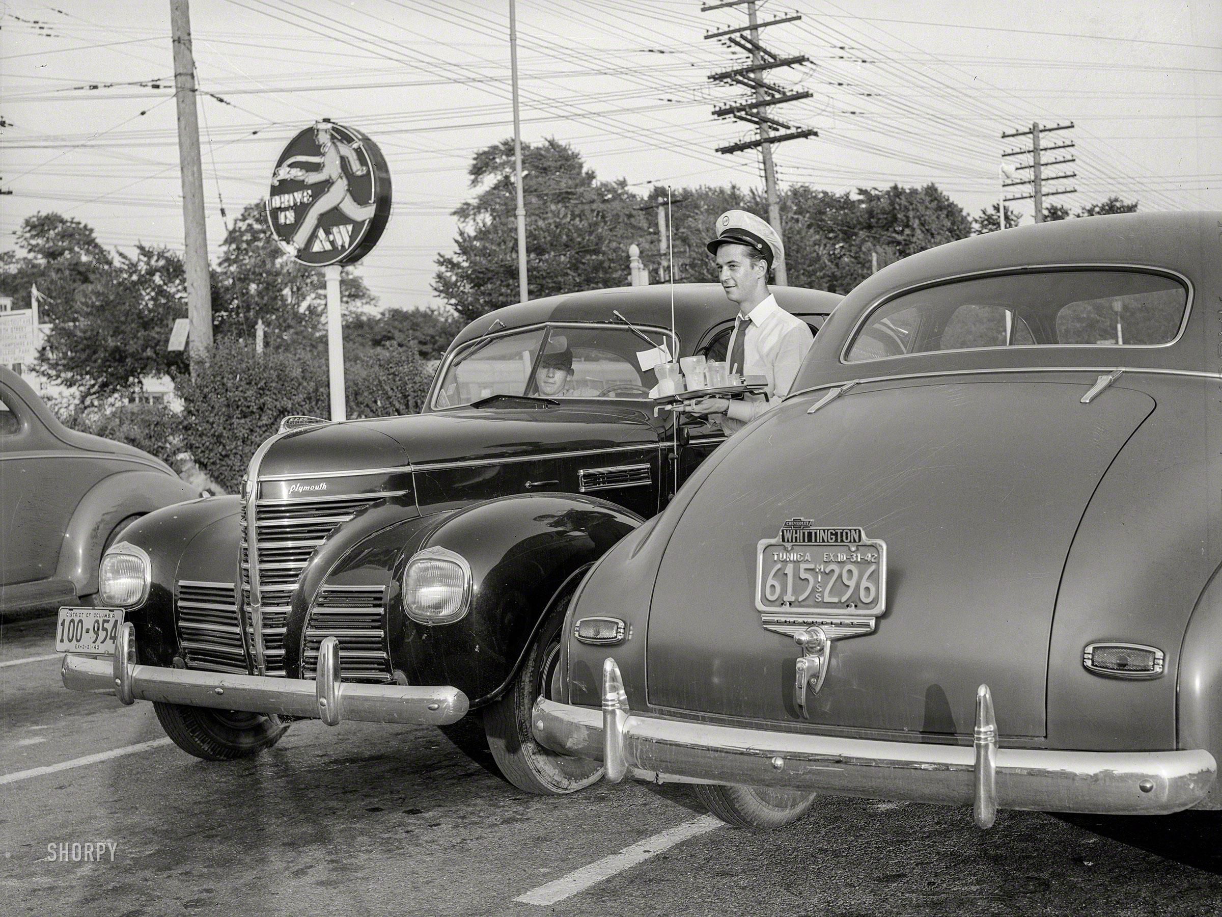 Chevy Chase, Maryland. Serving supper to motorists at an A&W Hot Shoppes restaurant on Wisconsin Avenue, just over the District line. July 1942.