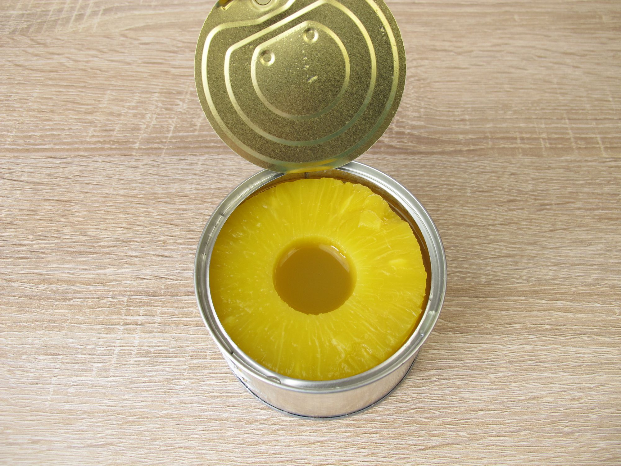 A can of pineapple slices in juice - Ananas in der Dose, Ananasscheiben in Ananassaft