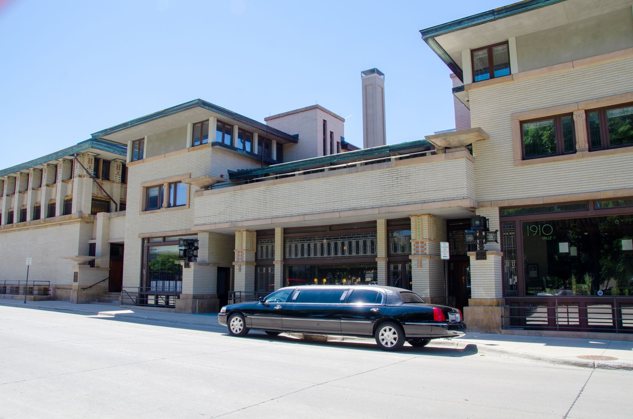 City National Bank (far left) and Historic Park Inn Hotel (center and right), Mason City, Iowa, USA. Designed by Frank Lloyd Wright in the Prairie School style. Art Deco decorations can be seen on entrance to hotel and high on the CIty National Bank.
