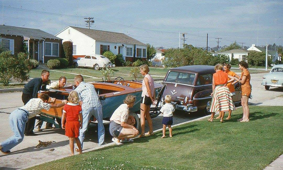 Hitching up the boat for a family road trip. 1950s.