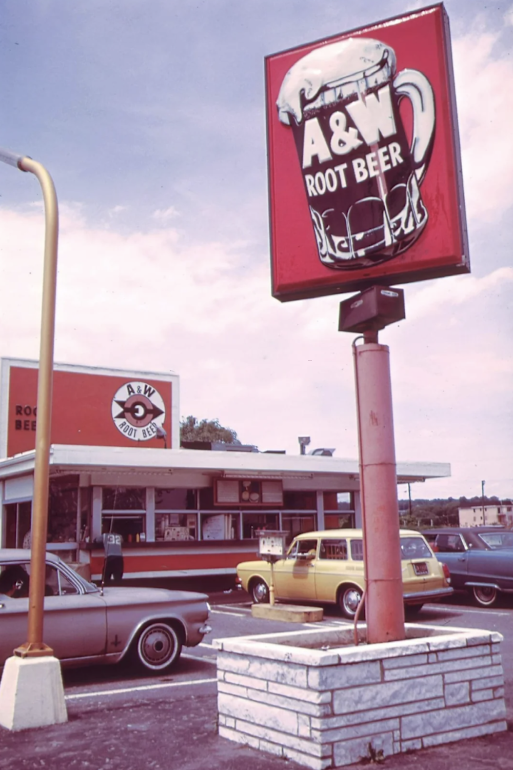 A&W restaurant on Staten Island (New York City), pictured here in 1973