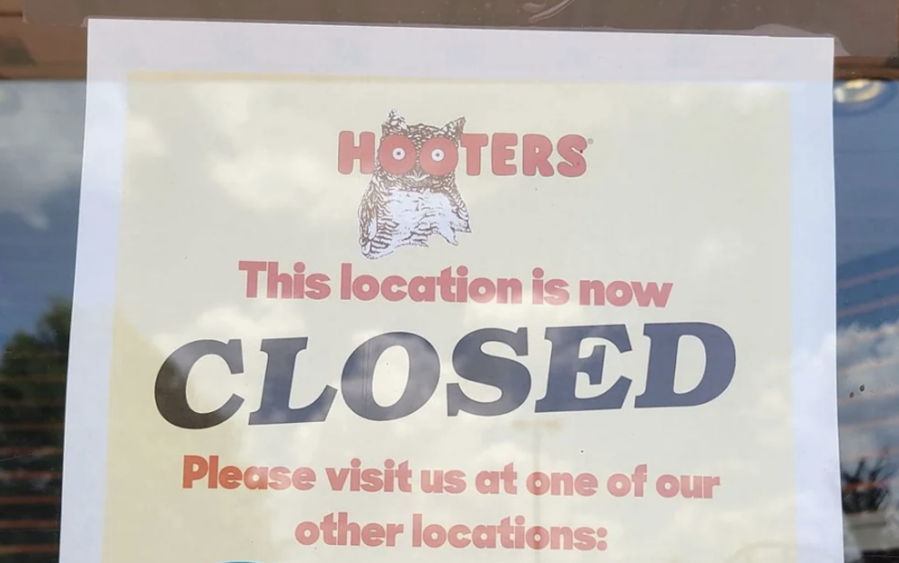 Hooters Closed Sign