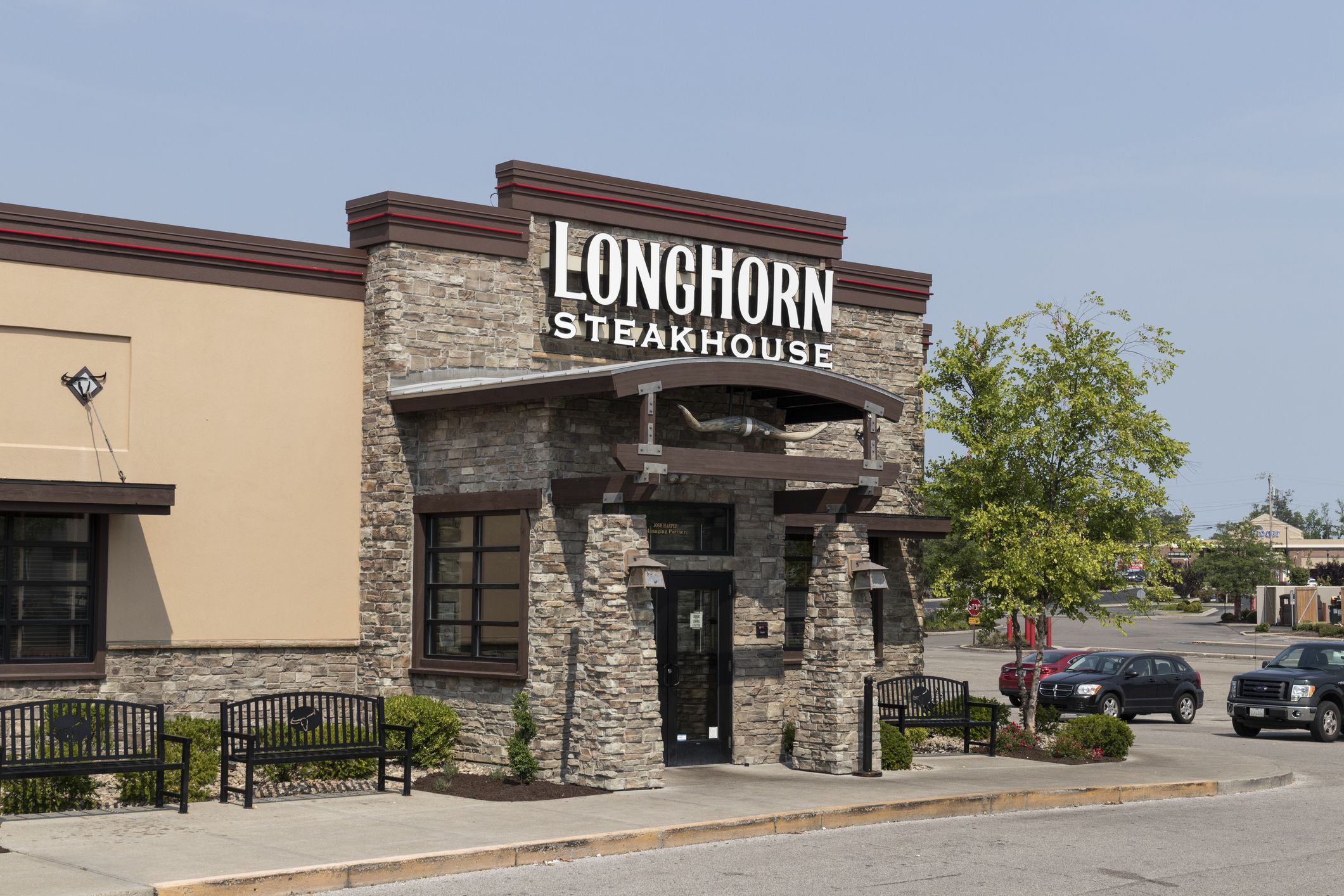 Cincinnati - Circa July 2021: LongHorn Steakhouse casual dining restaurant. LongHorn Steakhouse is owned and operated by Darden Restaurants.