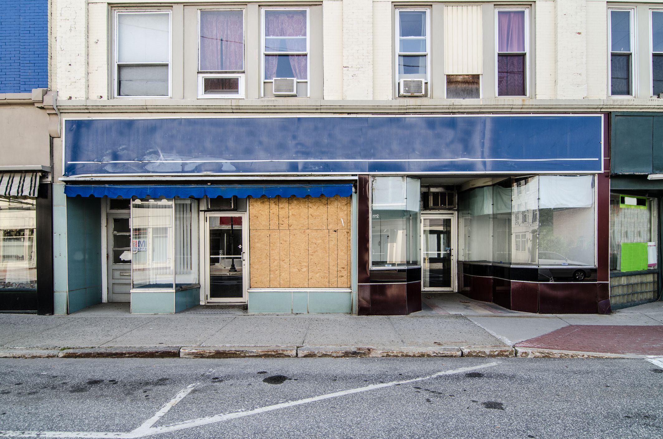 Facade of a bankrupt store in Augusta, Maine