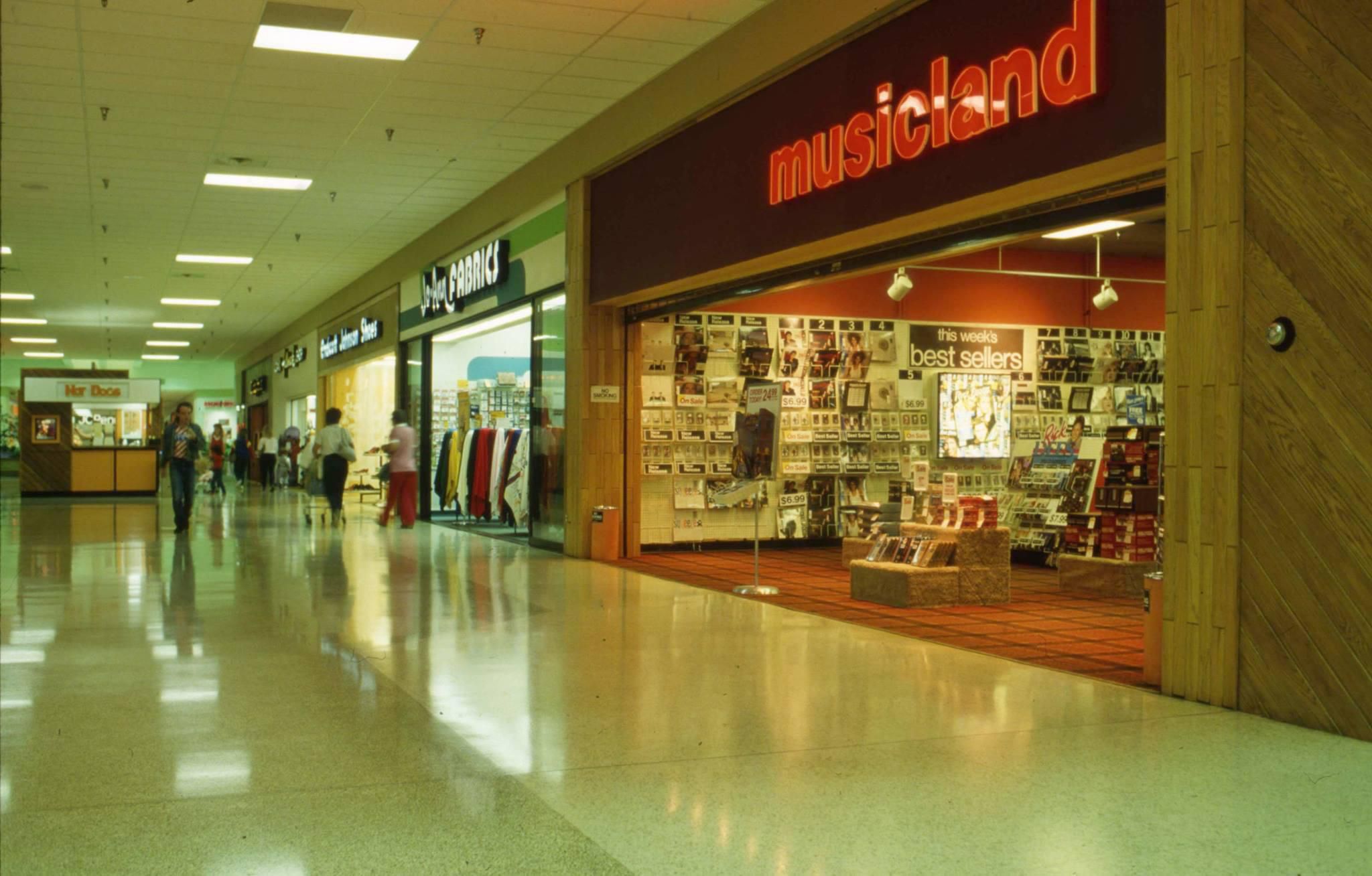 Musicland, Prairie Hills Mall, Dickinson, ND, circa 1987. Photo courtesy of Pleasant Family Shopping on Facebook.