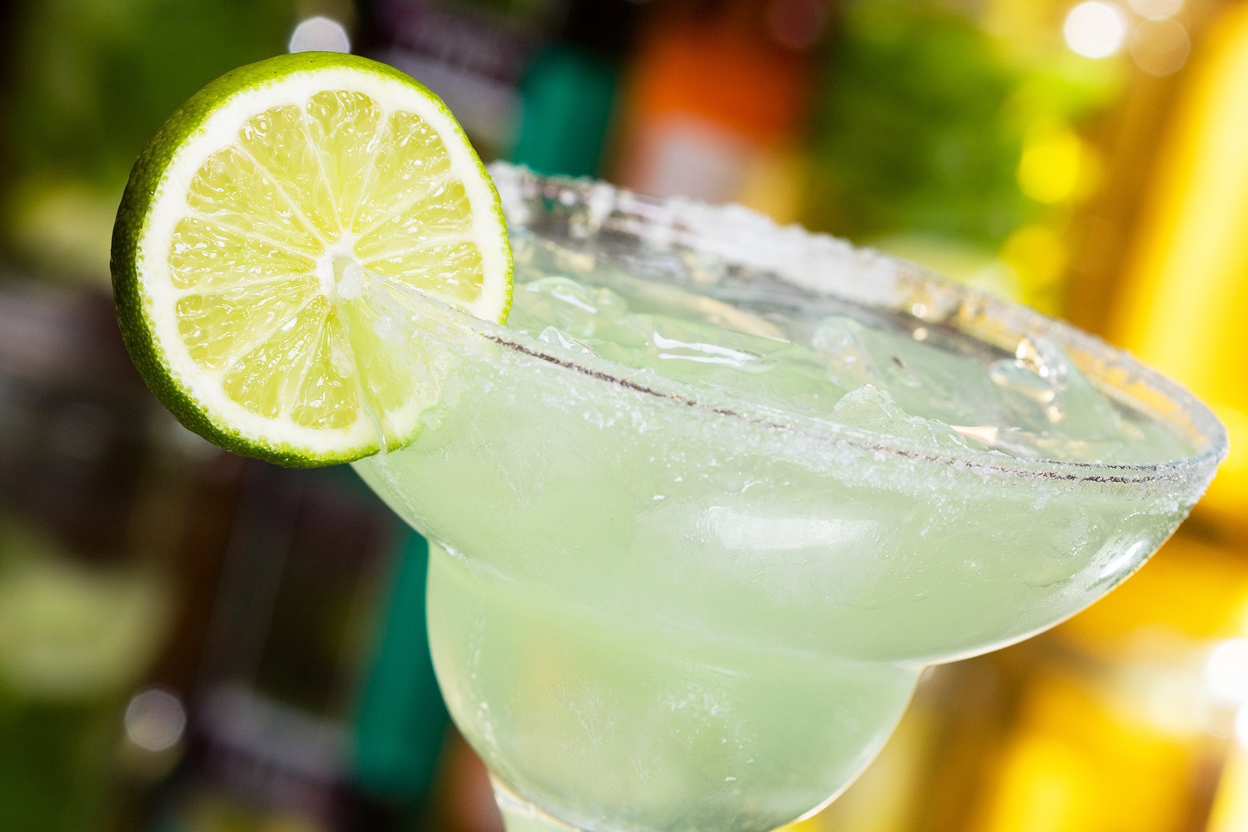 margarita cocktail with lime