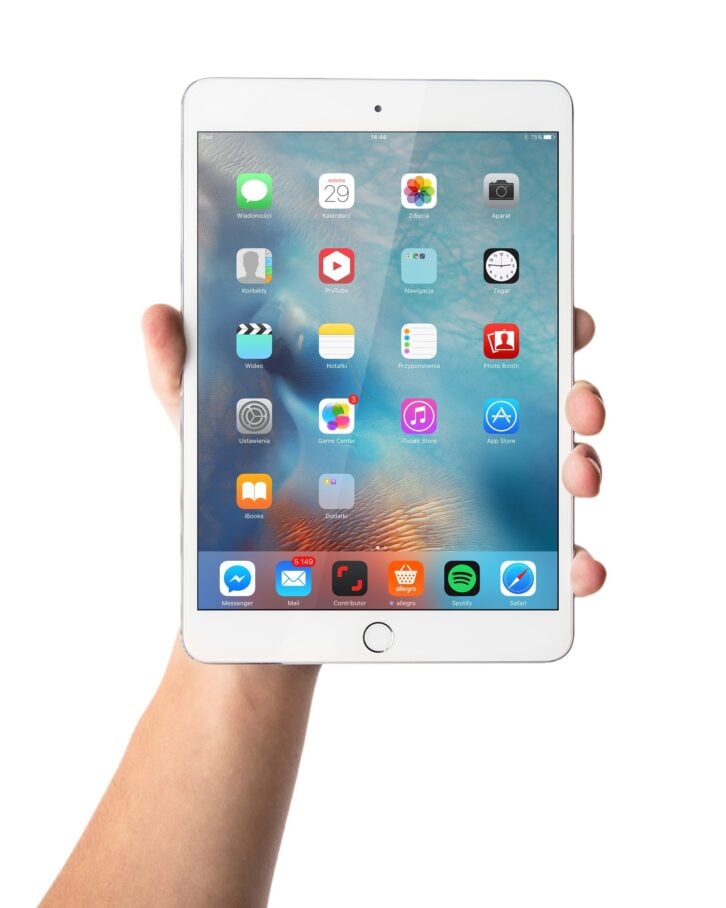 man's hand holding the iPad mini 3