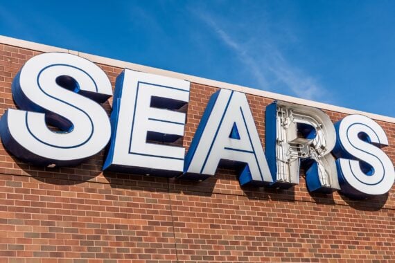 Sears sign outside with broken letters