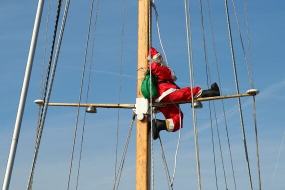 Santa Claus leaves in cruise