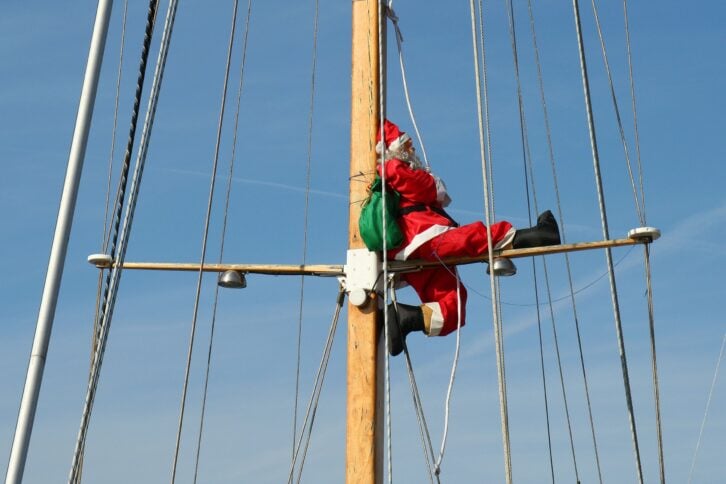Santa Claus leaves in cruise