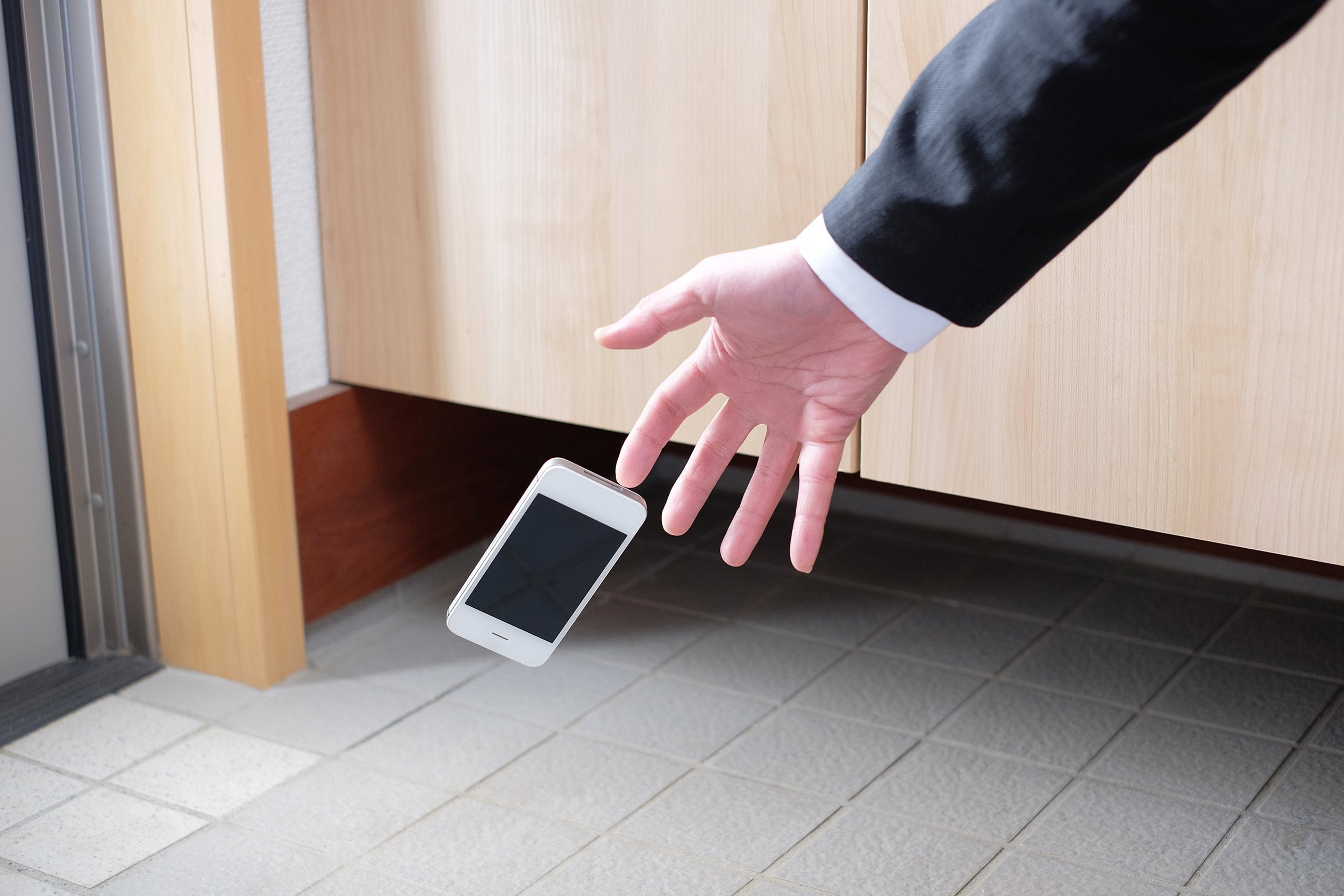 hand dropping iphone