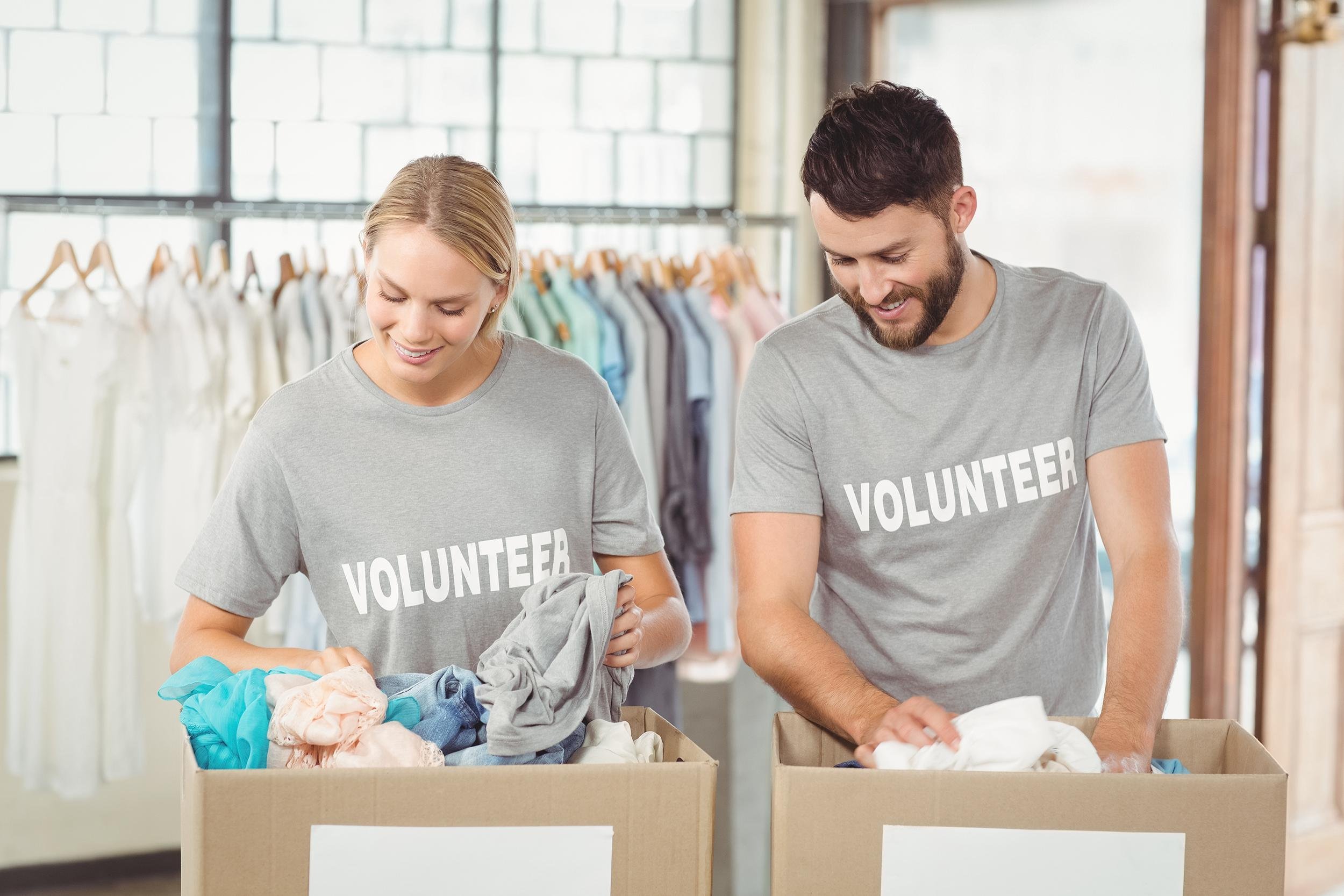 couple volunteering