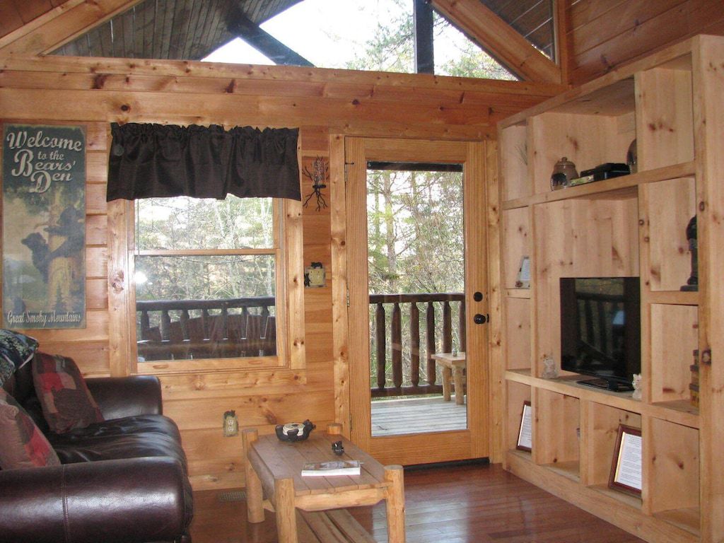 The Hiking Bear Cabin: More