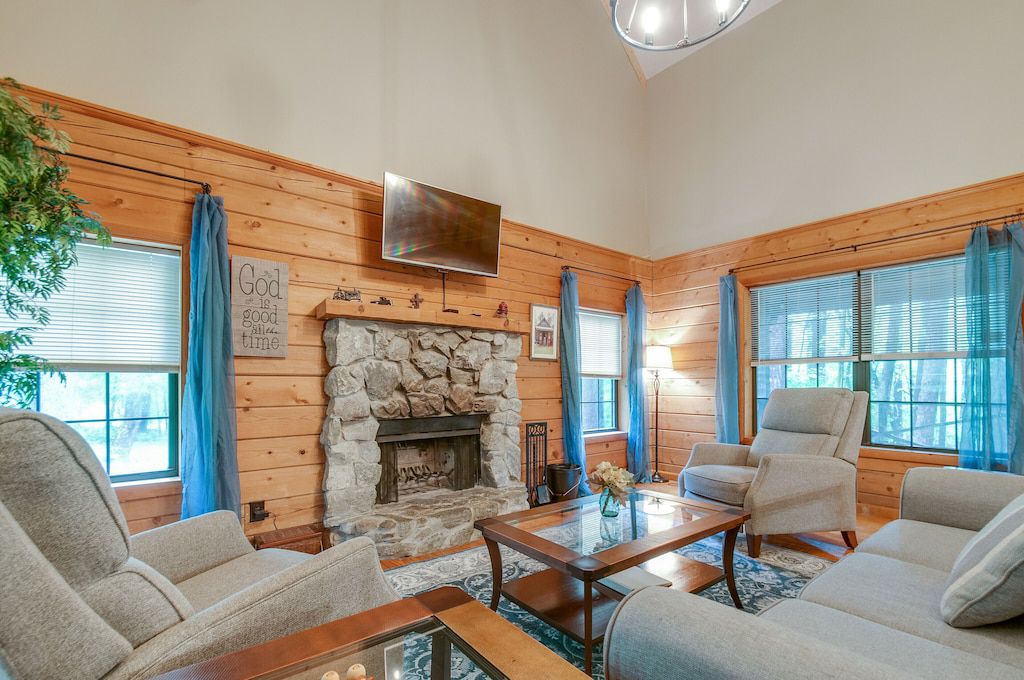 Cozy Red Roof Cabin: More