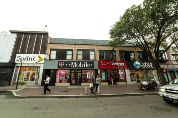 Four leading telecoms compete side by side for smartphone business
