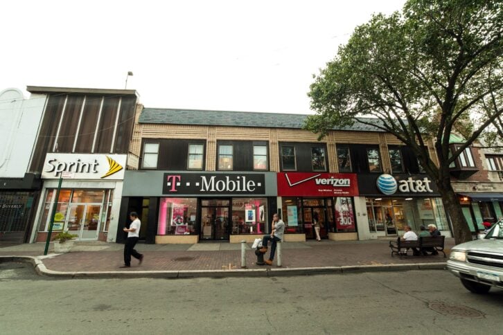 Four leading telecoms compete side by side for smartphone business