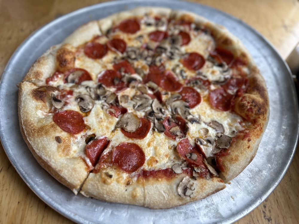 Fellinis Pizza 1