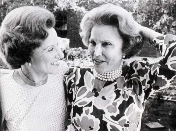 Abby Van Buren and Anne Landers in 1986