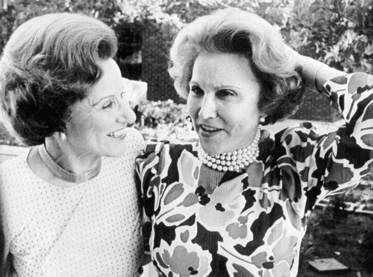 Abby Van Buren and Anne Landers in 1986