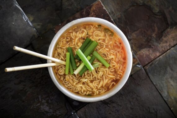 Instant ramen with green onions
