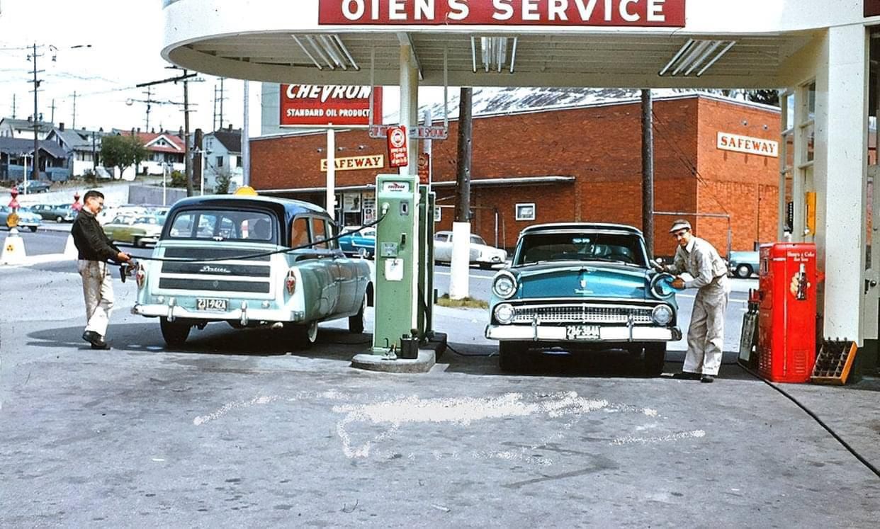A service station on Stone Way in Seattle (WA), circa mid-50s. Shared from The Great American Gas Station FB page. The Safeway is now condos.