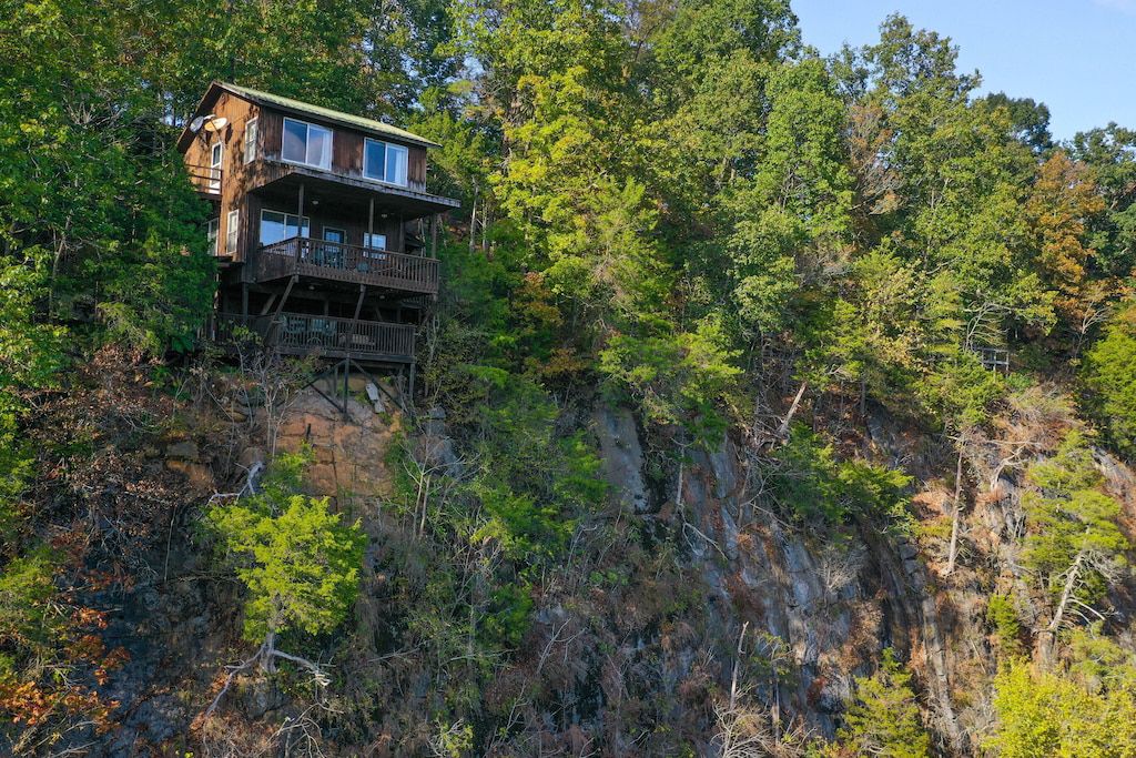Cliffhanging Cabin